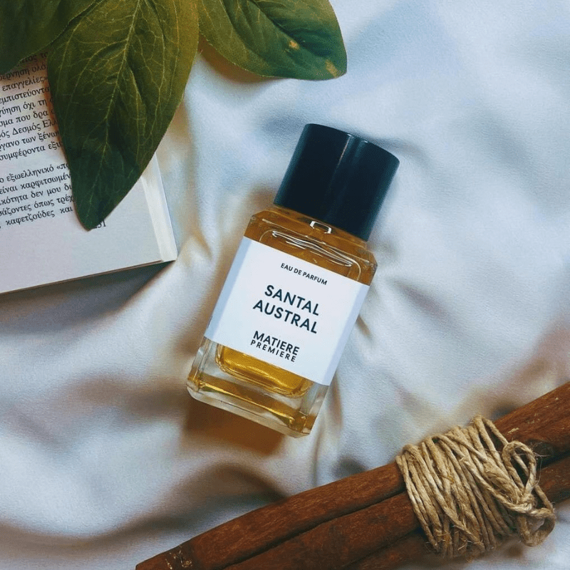 Santal Austral EDP là một kiệt tác hương gỗ của Matiere Premiere, với gỗ đàn hương là ngôi sao sáng trong bản giao hưởng này. 